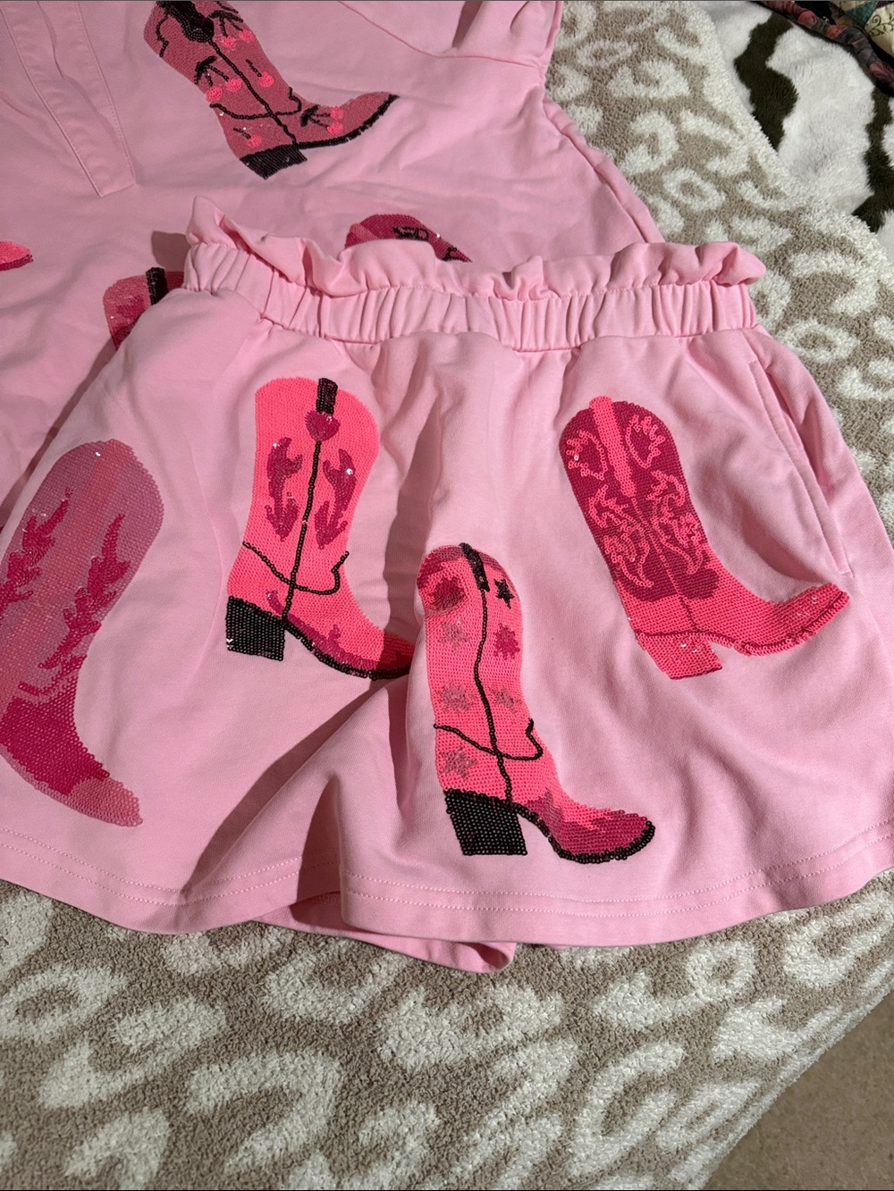 Pink Printed Two-Piece Skirt Set with Cowboy Boot Motif boutique sequinned - Picture 4 of 11